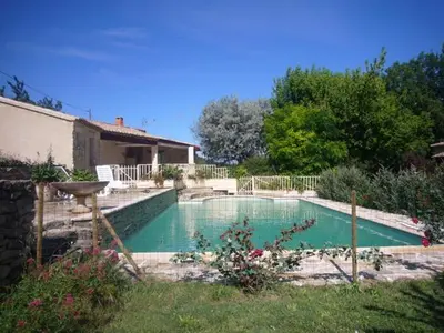 a swimming pool in the yard of a house at Goult (LUBERON) A 150 m de la piste cyclable Maison en campagne avec Gde piscine in Goult
