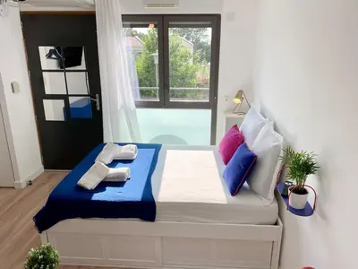 a bedroom with a bed with blue and white pillows at Ma place au sud 1.08 in Éguilles