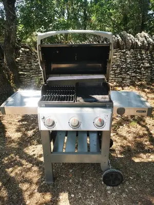 a barbecue grill sitting on top of a table at Le Fiacre entre chênes et oliviers dans le Luberon in Cabrières-dʼAvignon