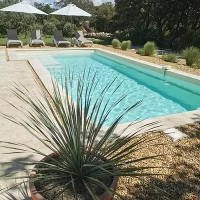 Le Fiacre entre chênes et oliviers dans le Luberon