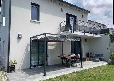 a patio of a house with a table and a balcony at Charmant Appartement au calme avec piscine au pied du Ventoux en Provence in Carpentras