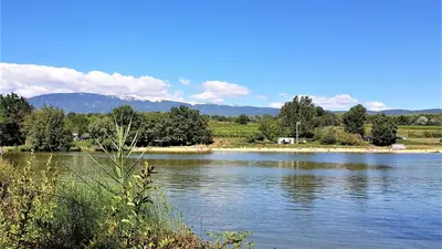 a view of a lake with mountains in the background at vacances en provence olivier in Mormoiron