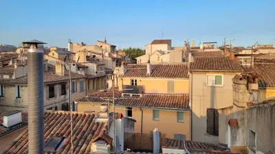 a view of a city with roofs at Appartement duplex sur les toits d'Aix avec terrasse ensoleillée in Aix-en-Provence