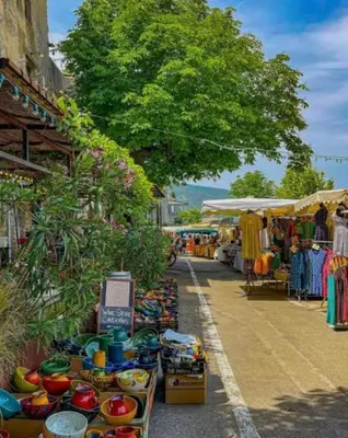 an outdoor market with a lot of items on display at BOHO 1 Vue Exceptionnelle in Bonnieux