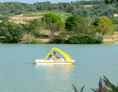 two people in a speed boat on a lake at BOHO 1 Vue Exceptionnelle in Bonnieux