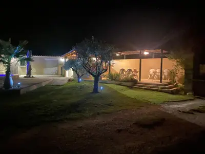 a house at night with lights on the yard at Petit paradis en Provence in Velleron
