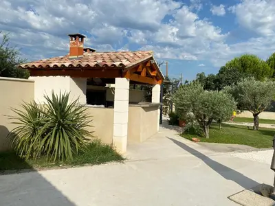 a small building with a roof on a sidewalk at Petit paradis en Provence in Velleron