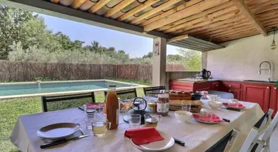 a table with food on it in a patio at Ar de Vie villa chaleureuse en Provence in Ventabren