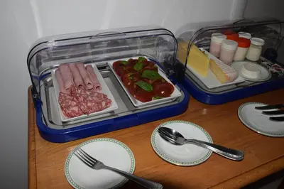 a lunch box with plates and utensils on a table at Ici et Là - Chambres d'hôtes in Velleron
