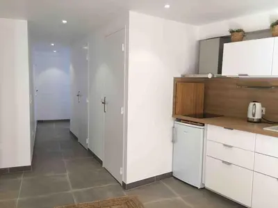 a kitchen with white cabinets and a counter top at Magnifique studio indépendant 35m2 proche du lac et au coeur du village in Peyrolles-en-Provence