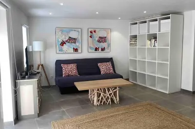 a living room with a blue couch and a table at Magnifique studio indépendant 35m2 proche du lac et au coeur du village in Peyrolles-en-Provence