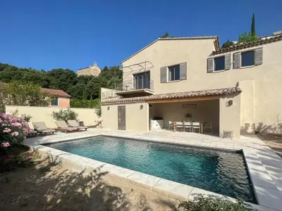 a swimming pool in front of a house at La Mirande à Lacoste in Lacoste