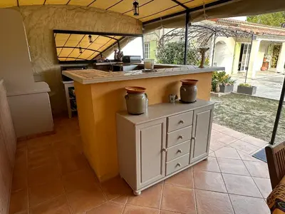 an outdoor kitchen with two vases on a counter at Beau Ciel in Châteauneuf-de-Gadagne