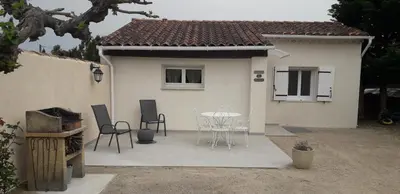 a patio with chairs and a table in front of a house at Bienvenue en Provence in Monteux