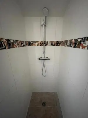 a bathroom with a shower with a shower head at Appartement centre Apt Bèlavista luberon in Apt