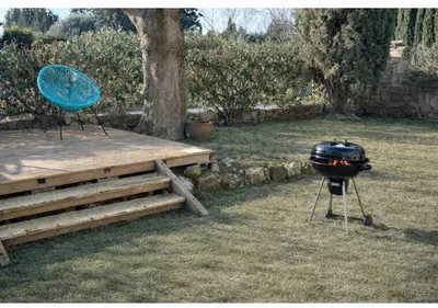 a bbq and a grill in a yard at Maisonnette rénovée en campagne in Velleron