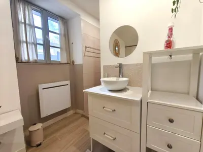 a white bathroom with a sink and a mirror at Appartement fontaine de Vaucluse in Fontaine-de-Vaucluse
