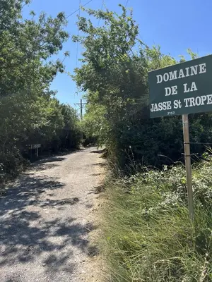 a sign on the side of a dirt road at Mazet au pied des Alpilles, avec Piscine & Pétanque in Salon-de-Provence