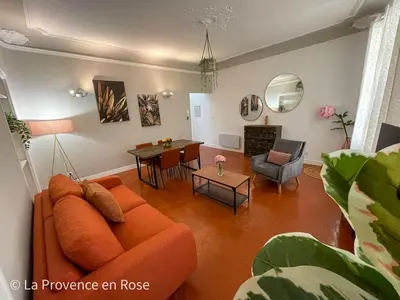 a living room with an orange couch and a table at Charmant appartement T2 / 58 m2 / 4 personnes in Aix-en-Provence