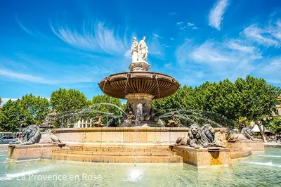 a fountain with two statues on top of it at Charmant appartement T2 / 58 m2 / 4 personnes in Aix-en-Provence