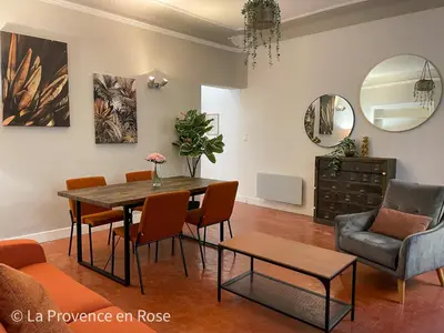 a dining room with a table and chairs at Charmant appartement T2 / 58 m2 / 4 personnes in Aix-en-Provence