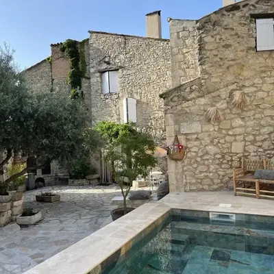 Maison en pierre avec piscine