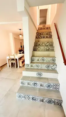 a set of stairs in a room with a table at Les Iris in Céreste