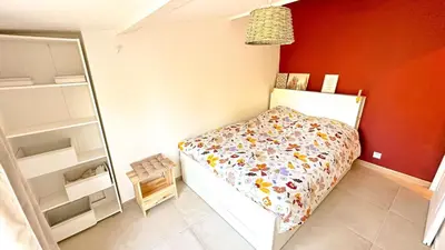 a small bedroom with a bed and a mirror at Les Iris in Céreste