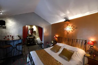 a bedroom with a large bed and a bar at Une Parenthese pour Deux in Plan-dʼOrgon