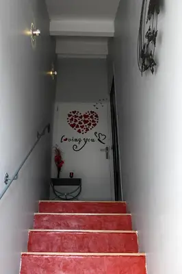 a red carpeted staircase with a sign saying coming you at Une Parenthese pour Deux in Plan-dʼOrgon