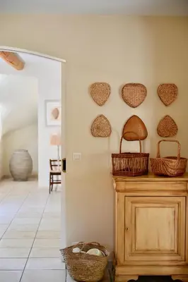 a hallway with baskets on the wall at La Villa Baronnette in Cabrières-dʼAvignon