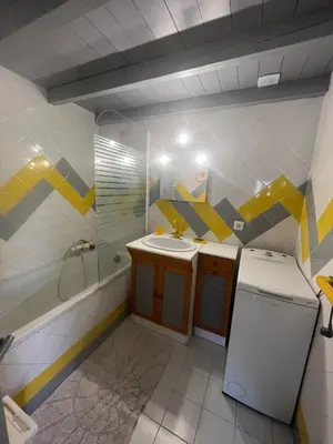 a bathroom with a sink and a shower and a toilet at Le Zenith - Calme absolu, jardin et piscine en Provence in LʼIsle-sur-la-Sorgue
