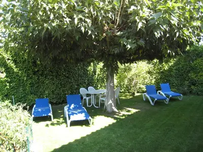 a kitchen with white cabinets and a table with chairs at Le Zenith - Calme absolu, jardin et piscine en Provence in LʼIsle-sur-la-Sorgue