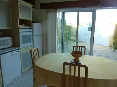 a living room with a couch and a glass table at Le Zenith - Calme absolu, jardin et piscine en Provence in LʼIsle-sur-la-Sorgue