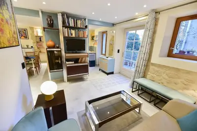 a living room with a couch and a table at Charmante maison de village au coeur du Luberon in Cucuron