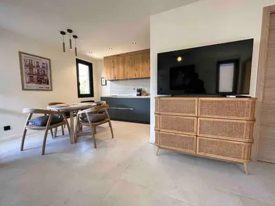 a dining room with a table and a kitchen at Centre ville AIX - Terrasse / Ascenseur - Rénové in Aix-en-Provence