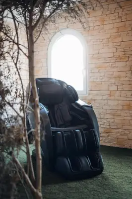 a black chair in a room with a window at La Remise en Forme in Entraigues-sur-la-Sorgue