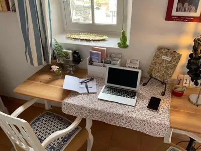 a desk with a laptop computer on top of it at Chambre d'hôtes chez Maguy B-Villa Makeire in Gordes