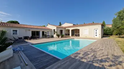 a swimming pool in the backyard of a house at La perle du sud in Carpentras