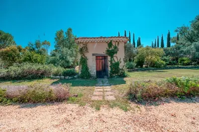 a small house in the middle of a garden at Le Domaine du Printemps in Monteux
