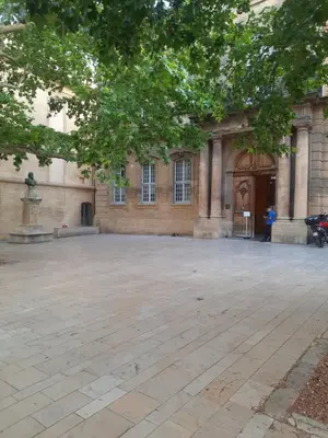a building with a large courtyard with a wooden door at Studio cathédrale centre Aix-en-Provence in Aix-en-Provence