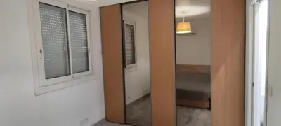 a hallway with a mirror and a door to a room at Le Pavillon Les BUISSONNETS in Salon-de-Provence