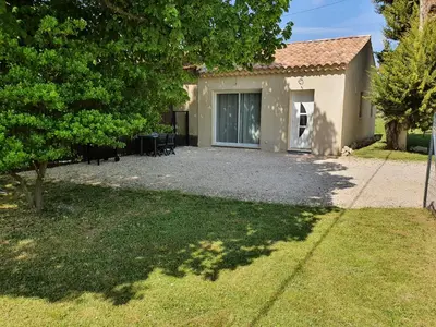 a house with a yard with a driveway at Petite maison en campagne in Pernes-les-Fontaines