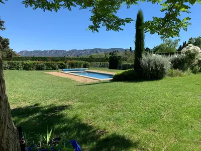 a garden with a swimming pool in a yard at En Provence, Chez Stéphanie et Marcel in Saint-Rémy-de-Provence