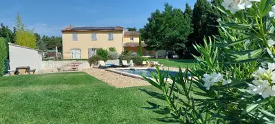 a house with a swimming pool in a yard at En Provence, Chez Stéphanie et Marcel in Saint-Rémy-de-Provence
