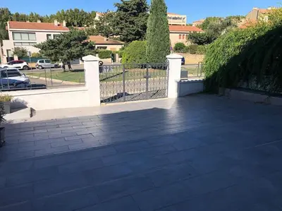 a walkway with a fence and aphalt at Villa Provence Baraka centre-ville in Salon-de-Provence