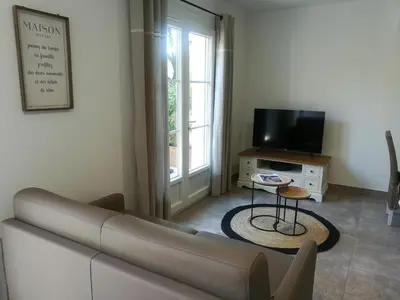 a living room with a couch and a television at Le Mazet d'Olivia, escapade romantique en Provence in Châteauneuf-de-Gadagne