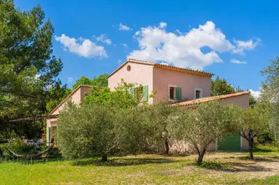 a house with trees in front of it at Villa sur 1 hectare 15 Personnes GORDES & ROUSSILLON in Croagnes