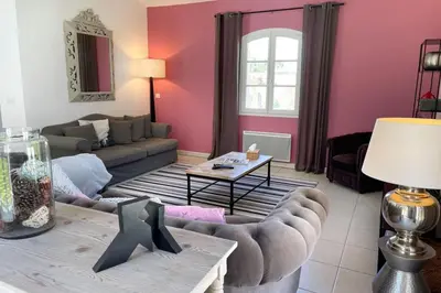a living room with pink walls and a couch at Ma villa en Provence villa de standing et piscine Domaine de Pont-Royal in Mallemort