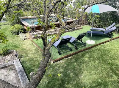 a yard with chairs and a table and a building at Maison de ville spacieuse & cosy in LʼIsle-sur-la-Sorgue